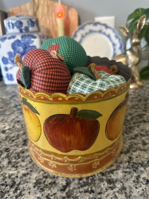 Tin container with Apples